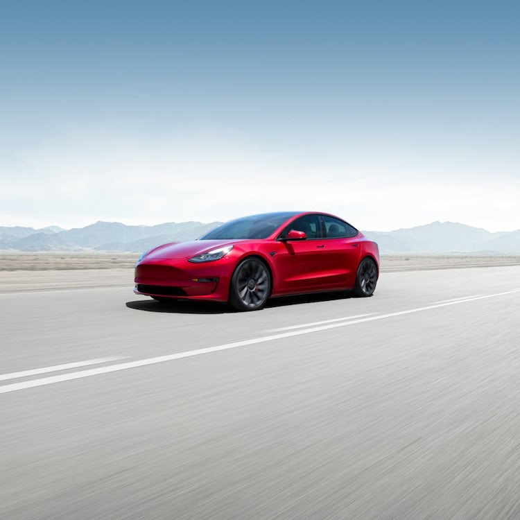 Tesla Model 3 Exterieur rot fahrend Front