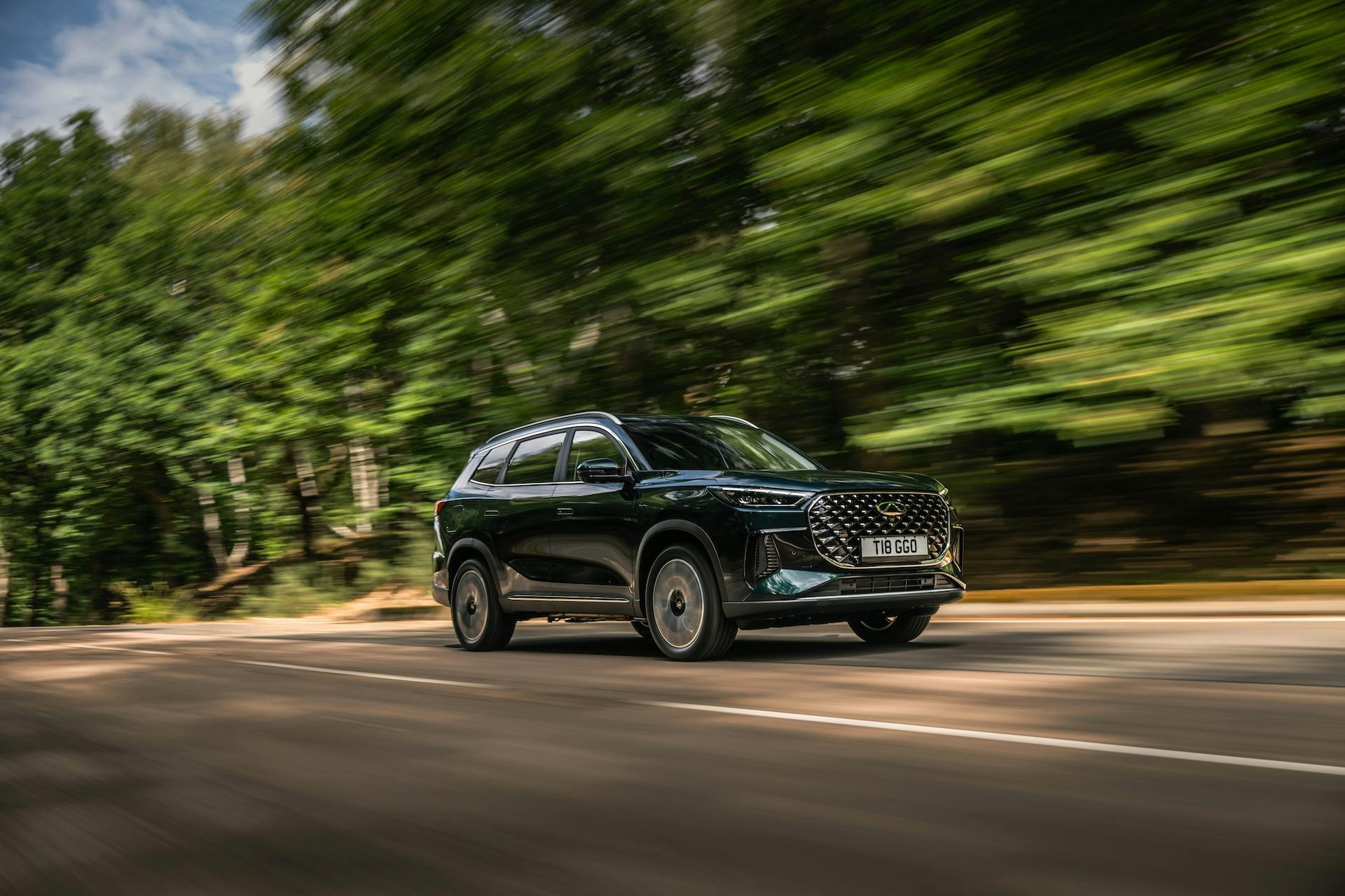 Green Chery Tiggo 8 driving